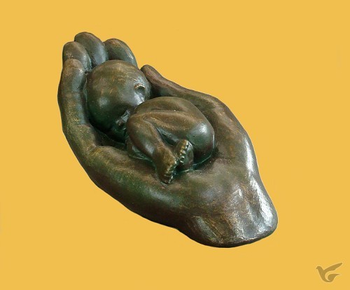 Productafbeelding: voorkant van Beeld EMO17 kind in hand 6cm brons