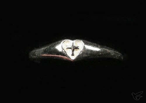 Productafbeelding: voorkant van Ring zilver kruis in hart maat 15.5