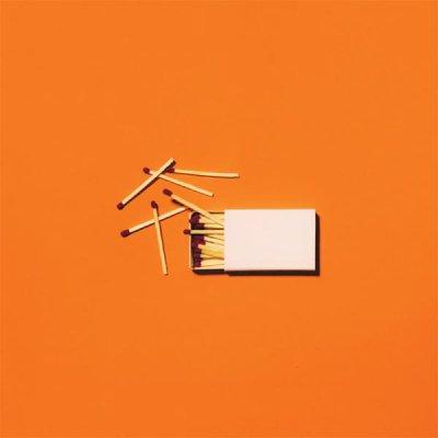 Productafbeelding: voorkant van Living With A Fire