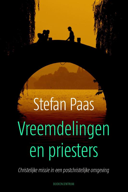 Productafbeelding: voorkant van Vreemdelingen en priesters