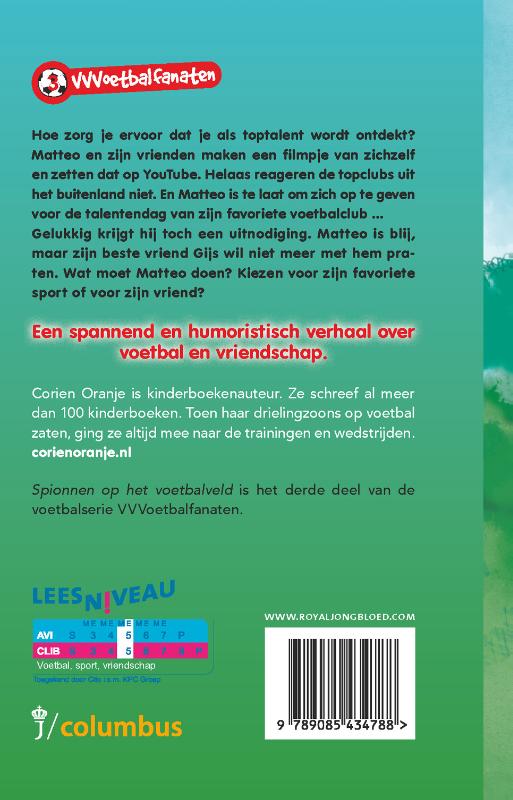 Productafbeelding: achterkant van Spionnen op het voetbalveld