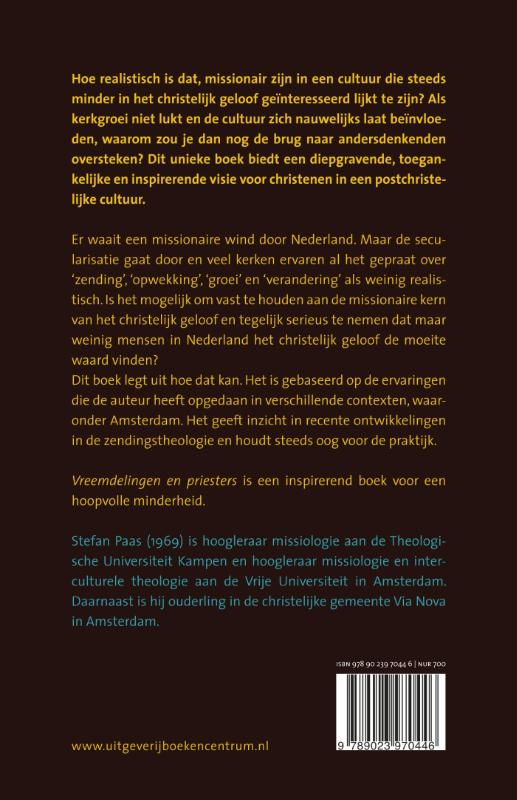 Productafbeelding: achterkant van Vreemdelingen en priesters
